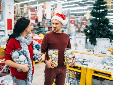Young couple doing xmas shopping 