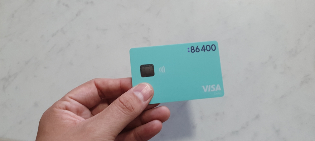 86400 bank card in hand