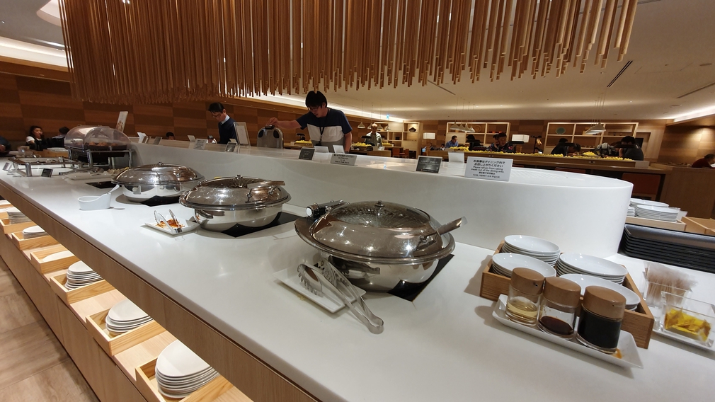 JAL Sakura Lounge food court