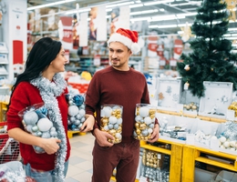 Young couple doing xmas shopping 